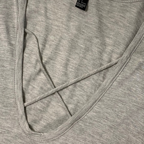 Criss cross neckline loose tee - Picture 4 of 7